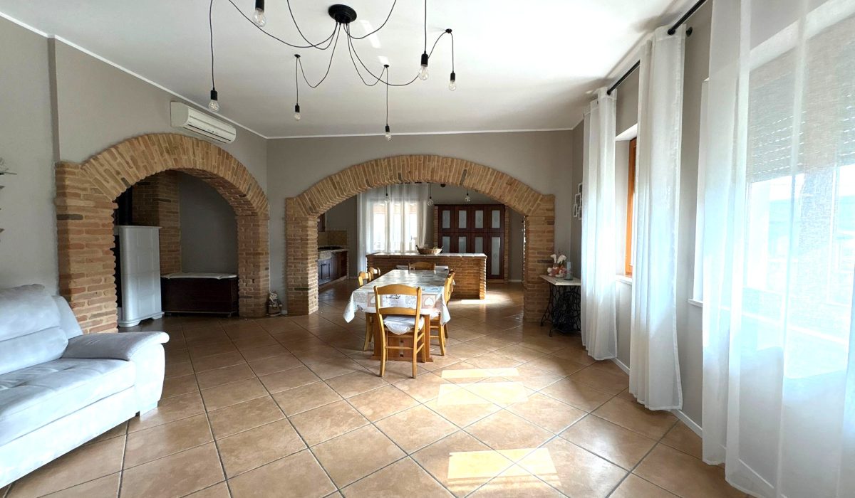 064fd7a4-c2b2-4a95-8361-73f7f3ae232e