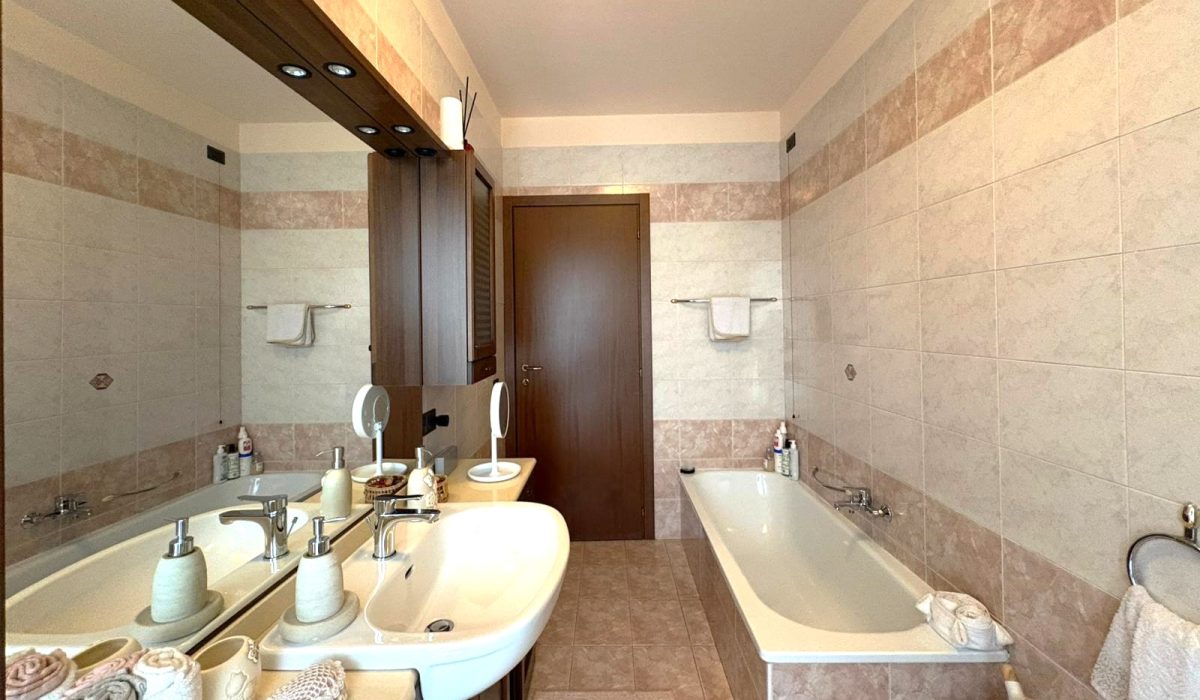 1f5771cc-ed26-479e-9a20-ded4713e3f39